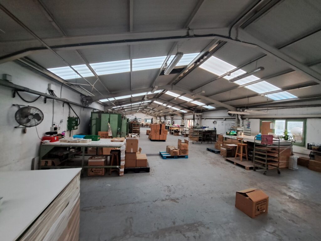 Nau de 1.000m2 de lloguer ubicada a Can Jardí en 2 plantes.