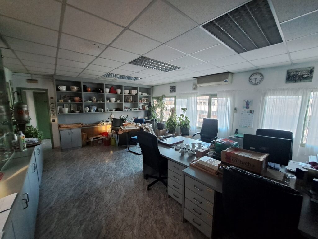 Nau de 1.000m2 de lloguer ubicada a Can Jardí en 2 plantes.