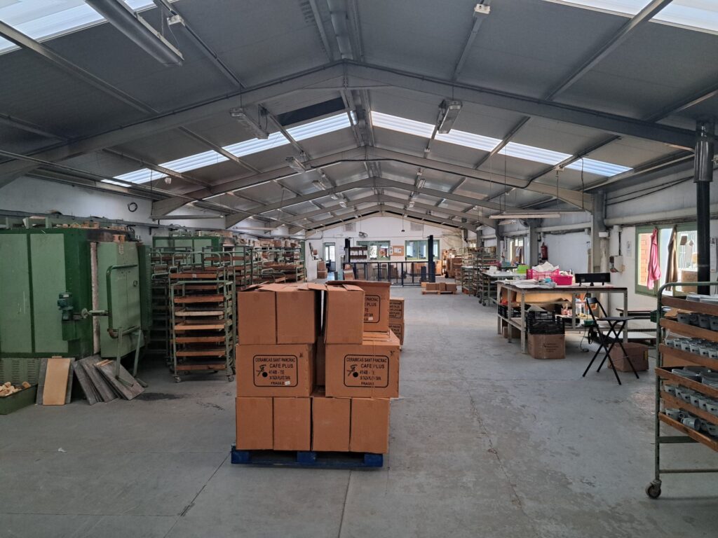 Nau de 1.000m2 de lloguer ubicada a Can Jardí en 2 plantes.