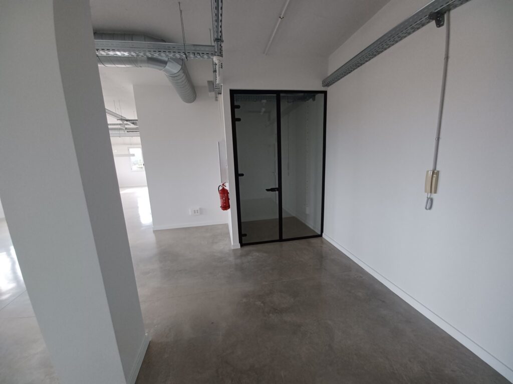 ¡Amplia oficina en alquiler de 167 m2 en Rubí, ideal para tu negocio!