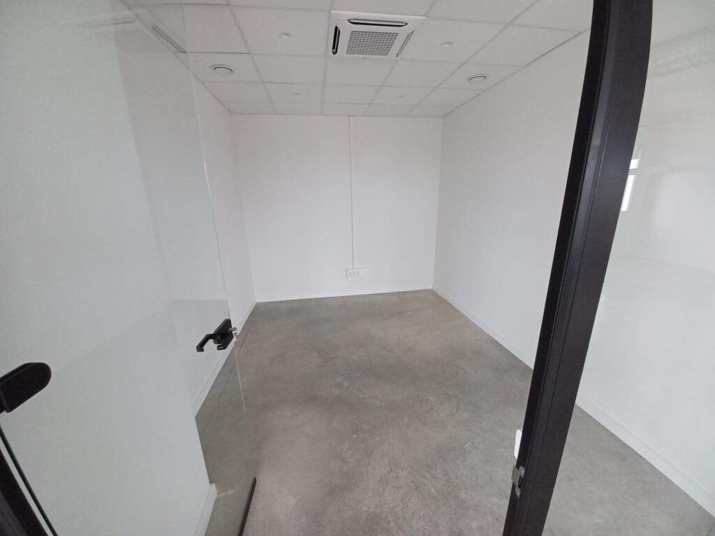 ¡Amplia oficina en alquiler de 167 m2 en Rubí, ideal para tu negocio!