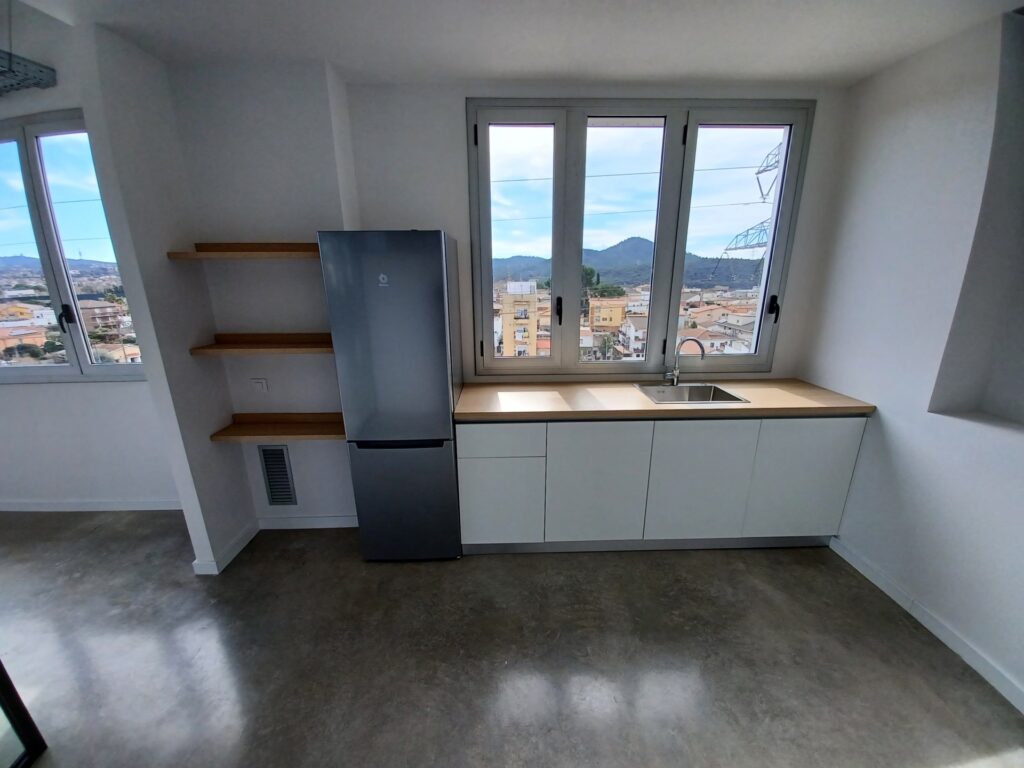 ¡Amplia oficina en alquiler de 167 m2 en Rubí, ideal para tu negocio!