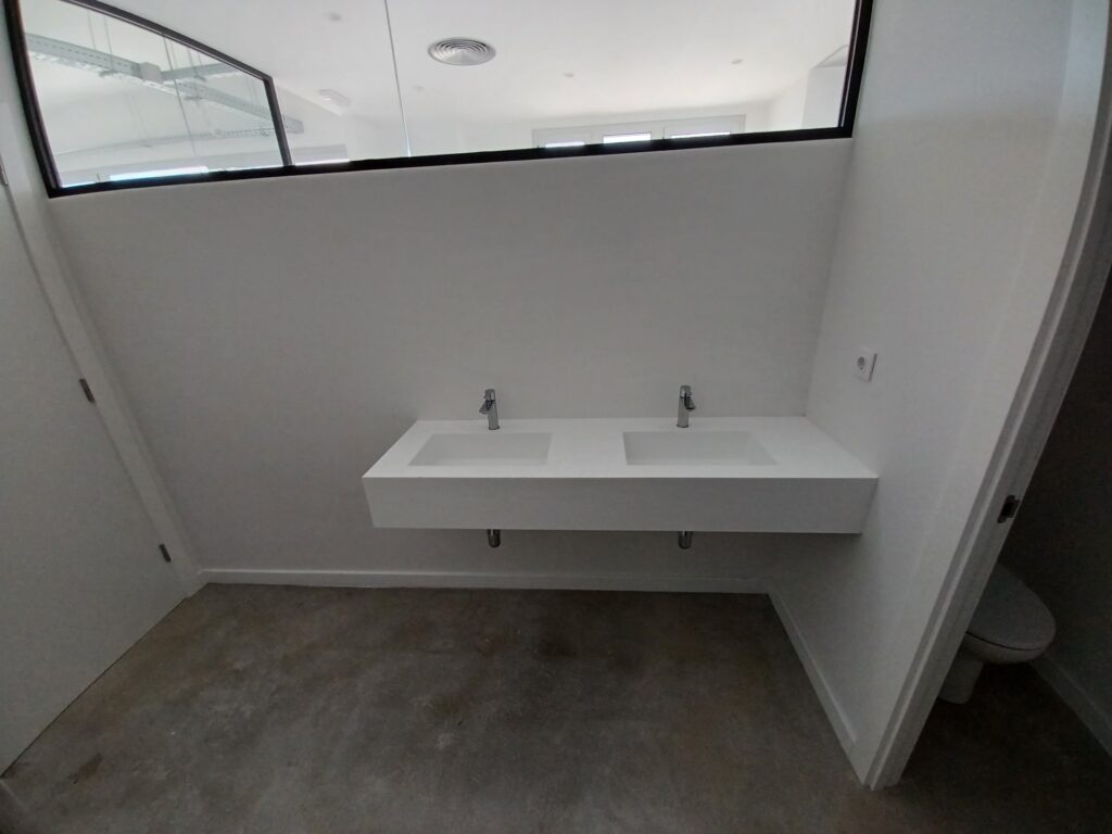 ¡Amplia oficina en alquiler de 167 m2 en Rubí, ideal para tu negocio!