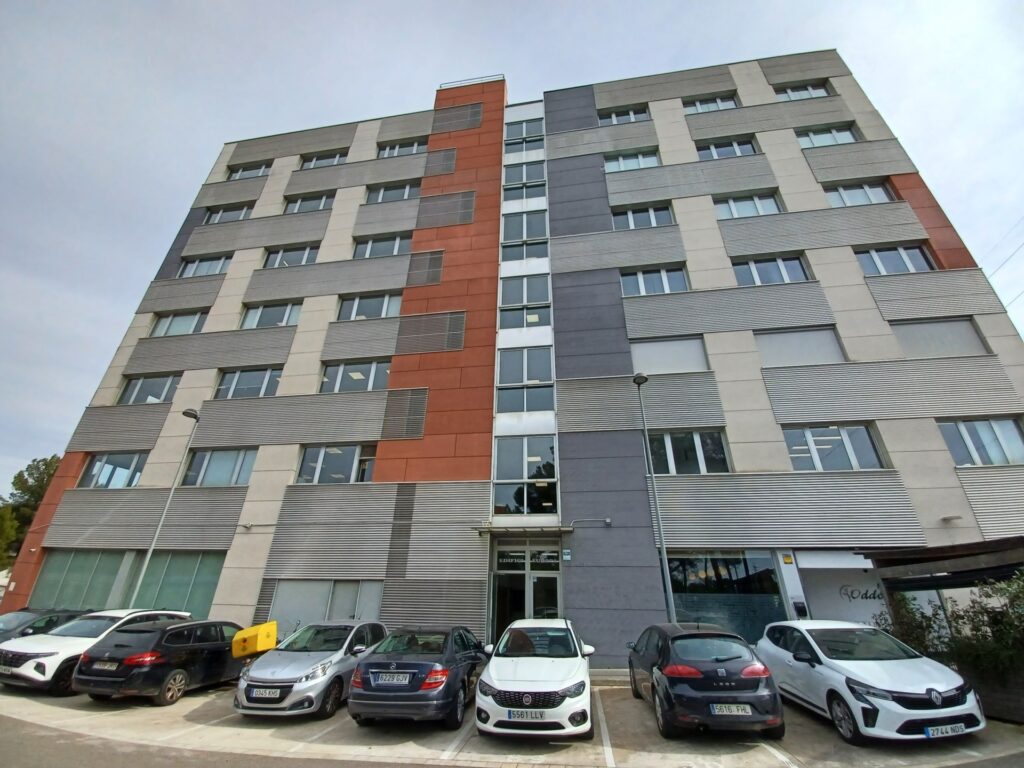 ¡Amplia oficina en alquiler de 167 m2 en Rubí, ideal para tu negocio!