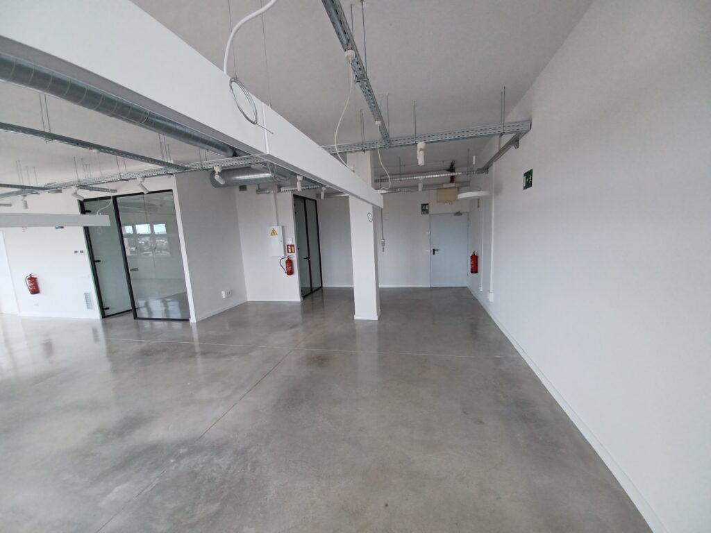¡Amplia oficina en alquiler de 167 m2 en Rubí, ideal para tu negocio!