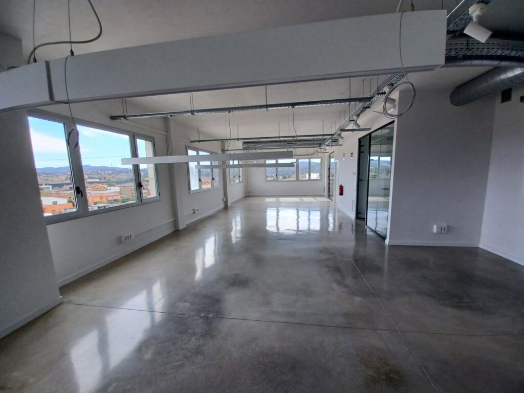 ¡Amplia oficina en alquiler de 167 m2 en Rubí, ideal para tu negocio!