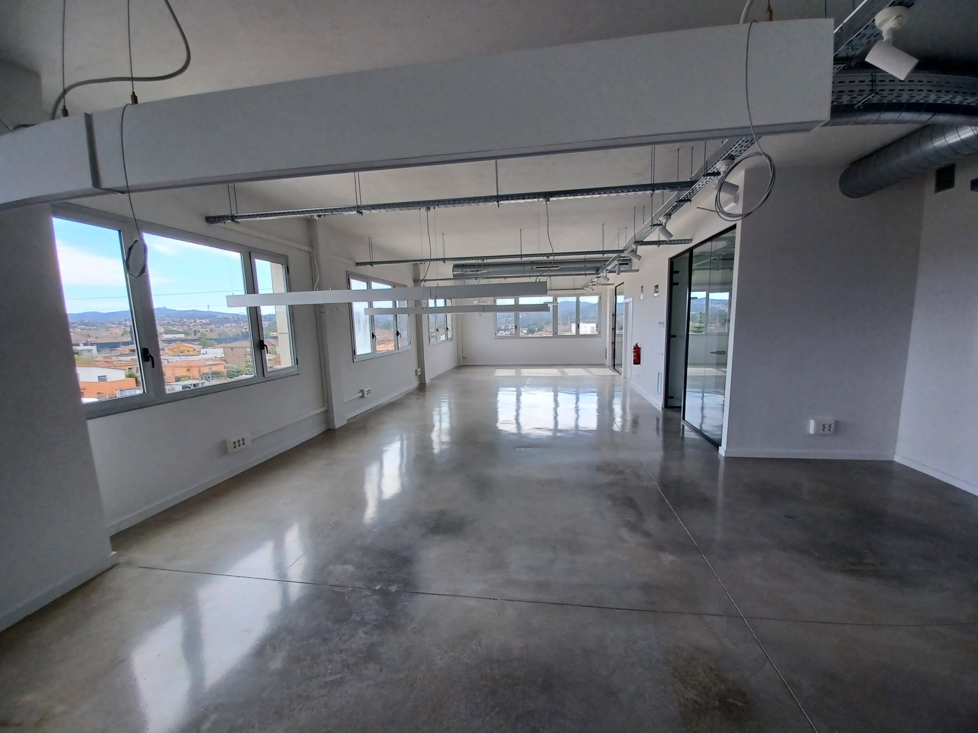 ¡Amplia oficina en alquiler de 167 m2 en Rubí, ideal para tu negocio!