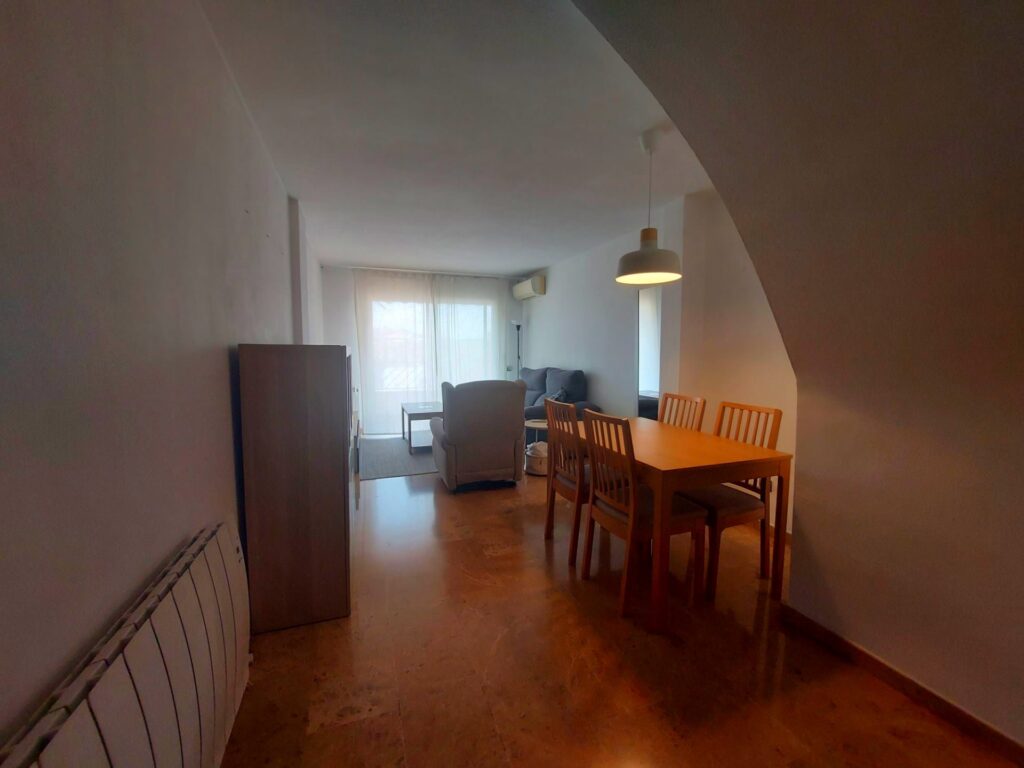 ¡Dúplex en venta en Rubí, zona Ca n´ Oriol/Can Roses de 81m2, terraza y parking, ideal para tu familia!