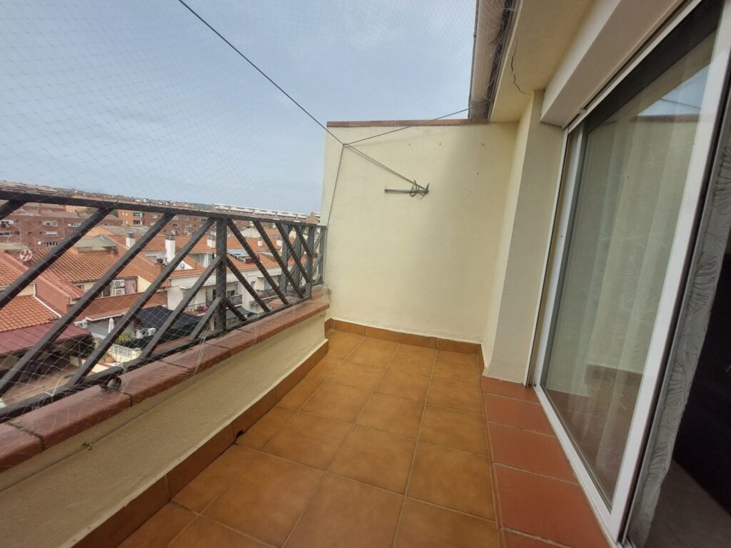 ¡Dúplex en venta en Rubí, zona Ca n´ Oriol/Can Roses de 81m2, terraza y parking, ideal para tu familia!