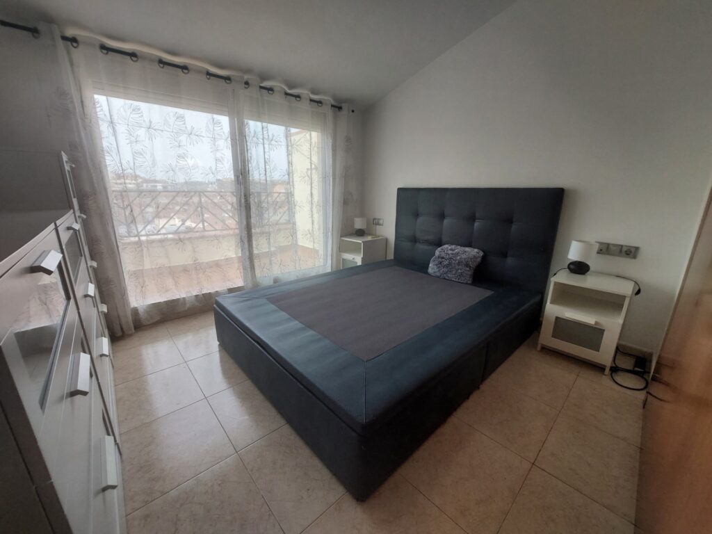 ¡Dúplex en venta en Rubí, zona Ca n´ Oriol/Can Roses de 81m2, terraza y parking, ideal para tu familia!
