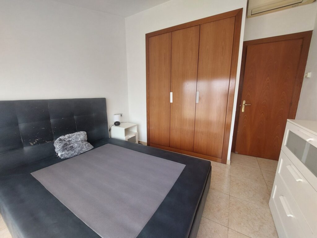 ¡Dúplex en venta en Rubí, zona Ca n´ Oriol/Can Roses de 81m2, terraza y parking, ideal para tu familia!