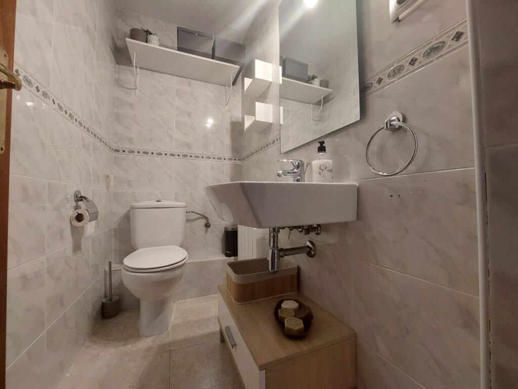 ¡Dúplex en venta en Rubí, zona Ca n´ Oriol/Can Roses de 81m2, terraza y parking, ideal para tu familia!