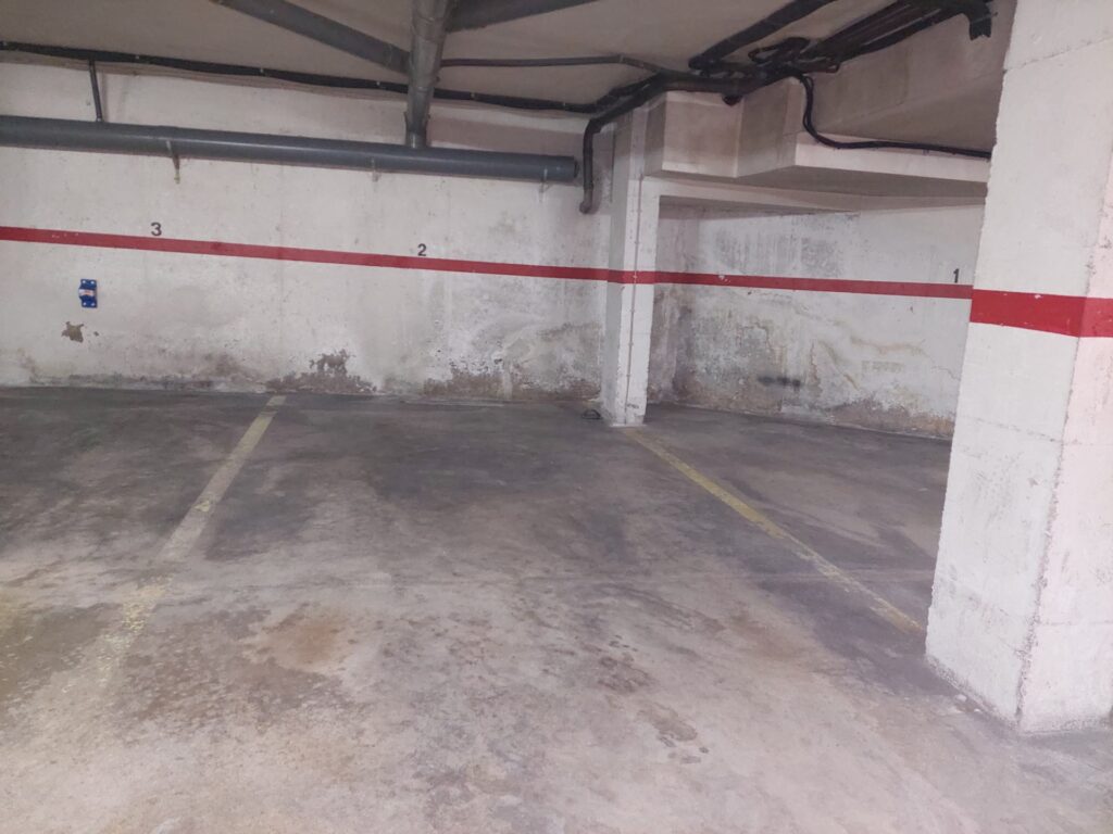 ¡Dúplex en venta en Rubí, zona Ca n´ Oriol/Can Roses de 81m2, terraza y parking, ideal para tu familia!