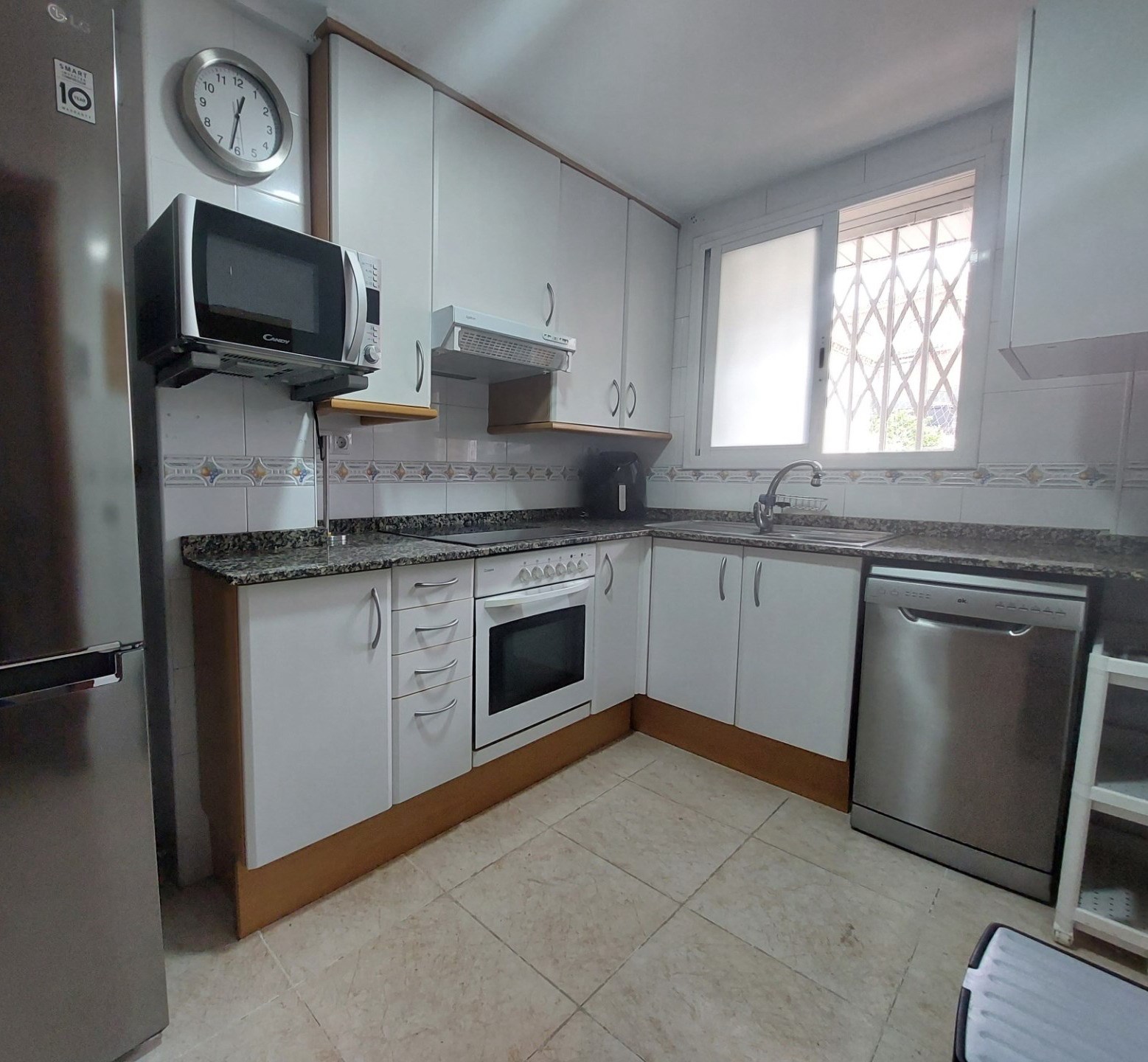 ¡Dúplex en venta en Rubí, zona Ca n´ Oriol/Can Roses de 81m2, terraza y parking, ideal para tu familia!