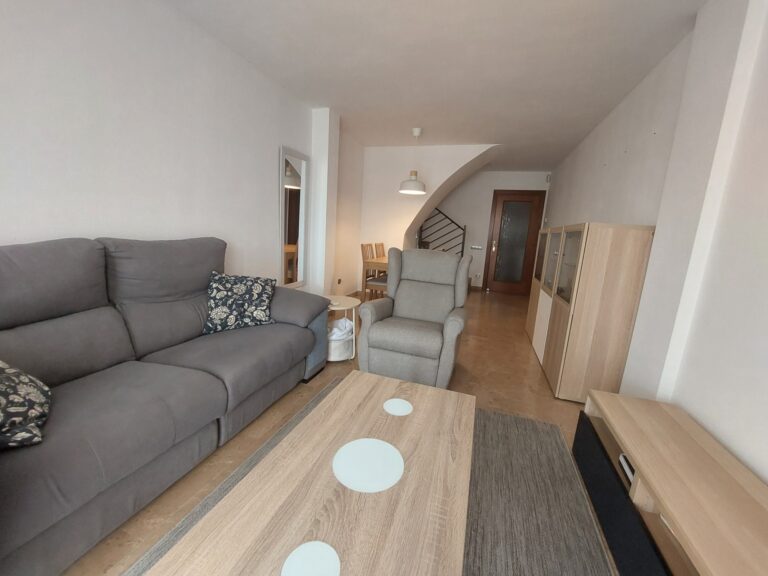 ¡Dúplex en venta en Rubí, zona Ca n´ Oriol/Can Roses de 81m2, terraza y parking, ideal para tu familia!