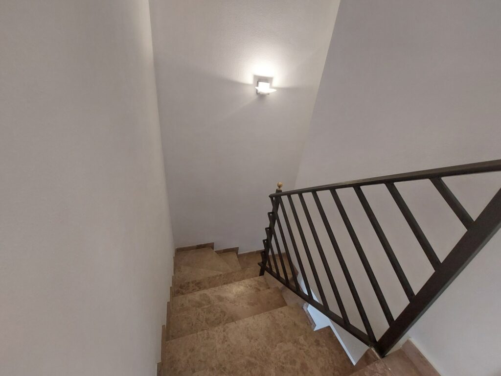 ¡Dúplex en venta en Rubí, zona Ca n´ Oriol/Can Roses de 81m2, terraza y parking, ideal para tu familia!