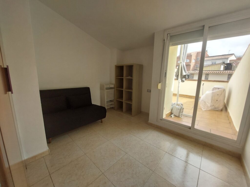 ¡Dúplex en venta en Rubí, zona Ca n´ Oriol/Can Roses de 81m2, terraza y parking, ideal para tu familia!