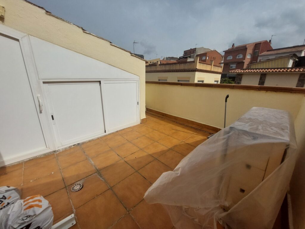 ¡Dúplex en venta en Rubí, zona Ca n´ Oriol/Can Roses de 81m2, terraza y parking, ideal para tu familia!