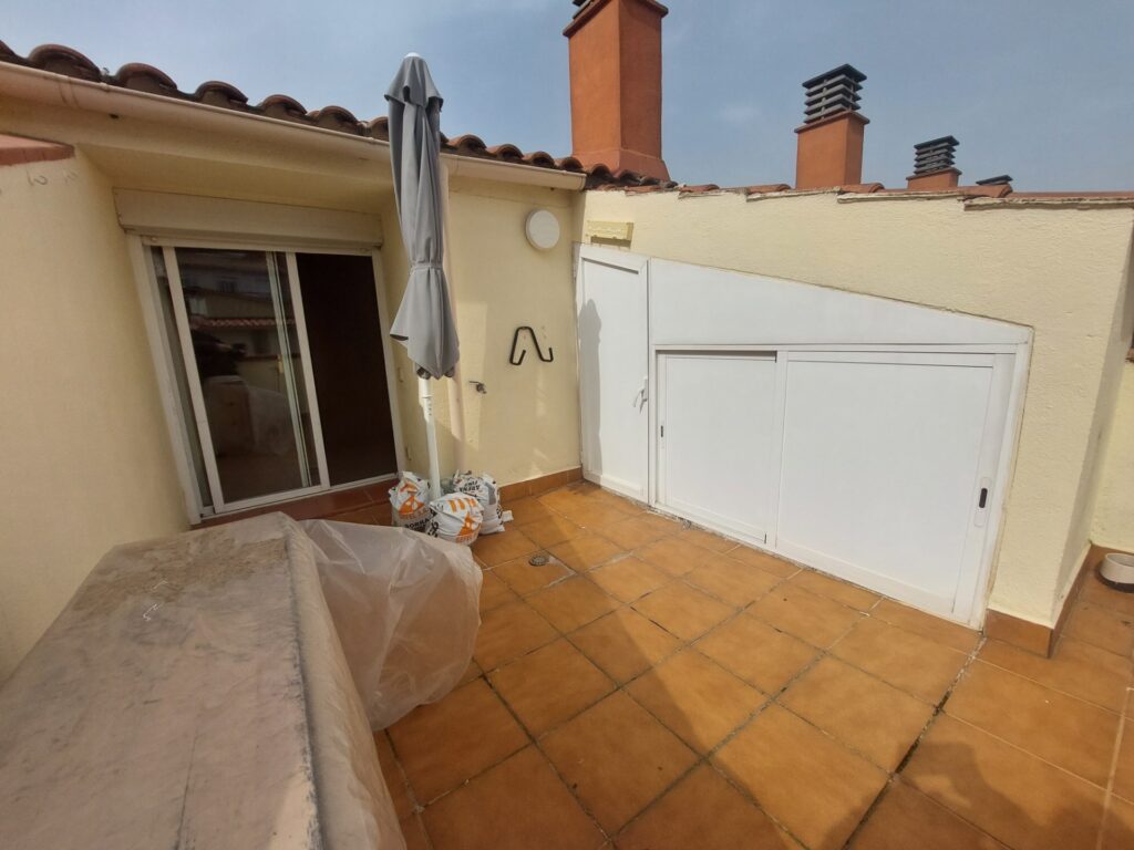 ¡Dúplex en venta en Rubí, zona Ca n´ Oriol/Can Roses de 81m2, terraza y parking, ideal para tu familia!