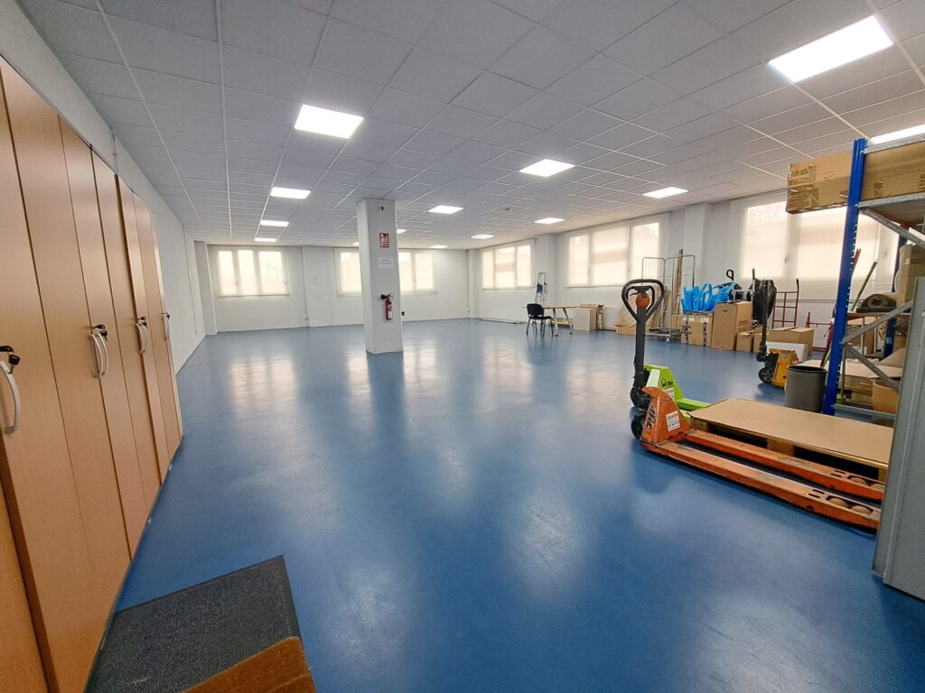 ¡Local almacén en alquiler en Rubí, 149 m² en Can Vallhonrat, ideal para tu negocio!