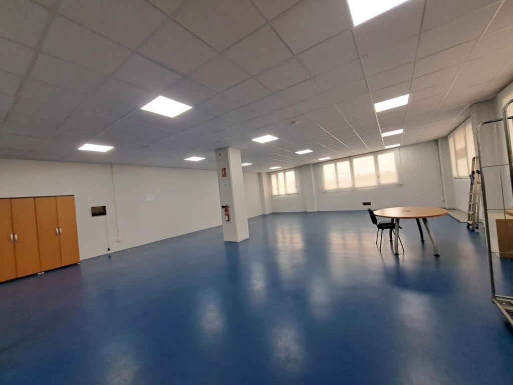 ¡Local almacén en alquiler en Rubí, 149 m² en Can Vallhonrat, ideal para tu negocio!