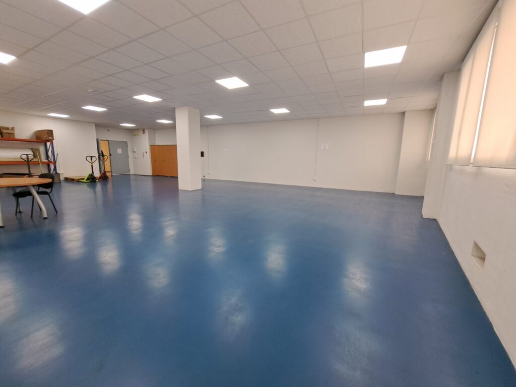 ¡Local almacén en alquiler en Rubí, 149 m² en Can Vallhonrat, ideal para tu negocio!