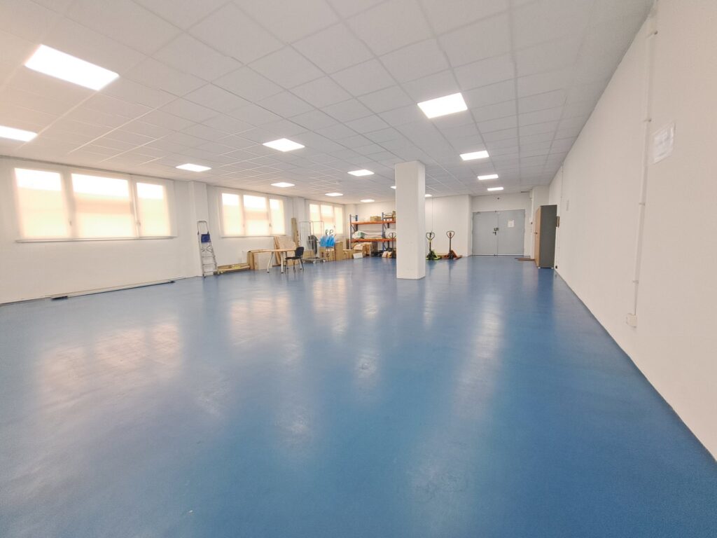 ¡Local almacén en alquiler en Rubí, 149 m² en Can Vallhonrat, ideal para tu negocio!