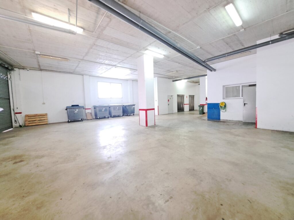 ¡Local almacén en alquiler en Rubí, 149 m² en Can Vallhonrat, ideal para tu negocio!