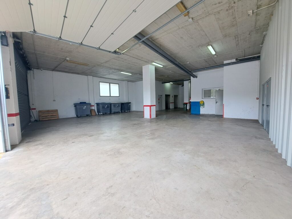 ¡Local almacén en alquiler en Rubí, 149 m² en Can Vallhonrat, ideal para tu negocio!