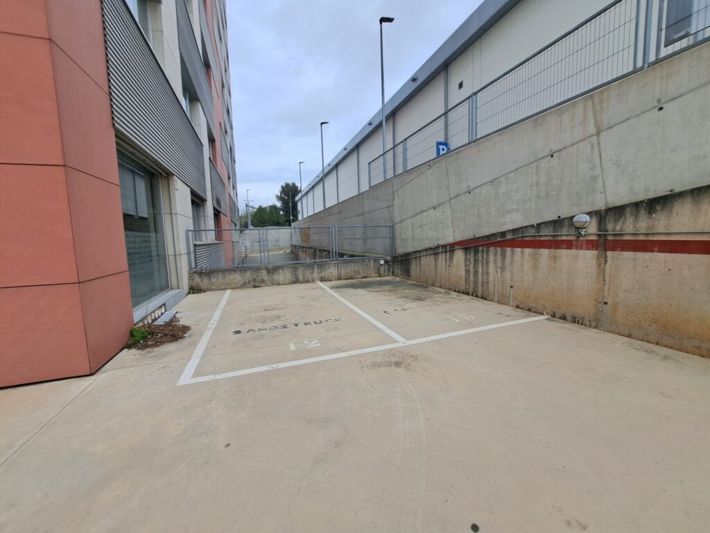 Local/magatzem diàfan a Can Vallhonrat a peu d´autopista AP-7. Ideal per al teu negoci