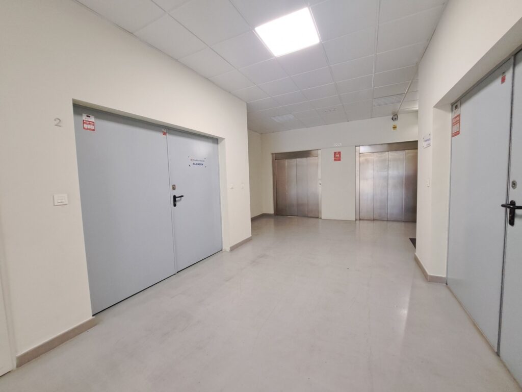 Local/magatzem diàfan a Can Vallhonrat a peu d´autopista AP-7. Ideal per al teu negoci