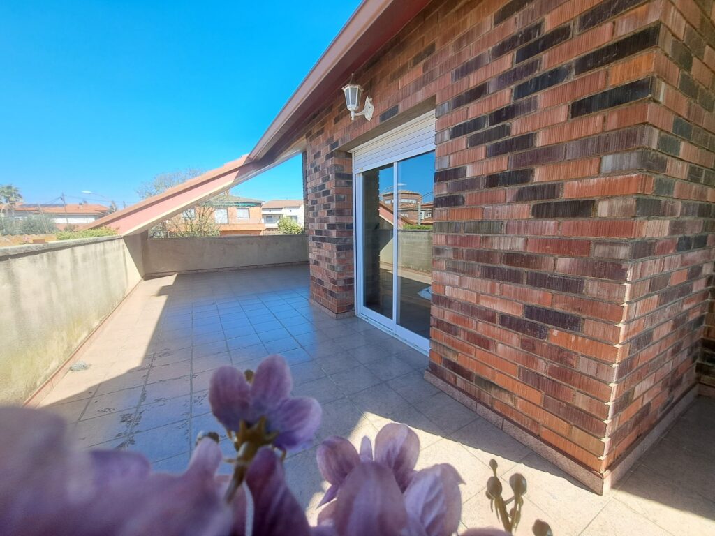 Casa Aislado en la zona de Can Vallhonrat junto al Hospital General de Catalunya.