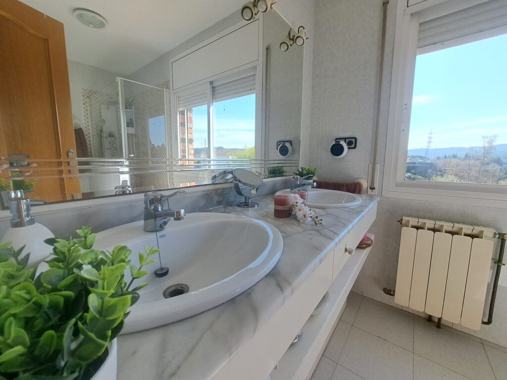 Casa Aislado en la zona de Can Vallhonrat junto al Hospital General de Catalunya.