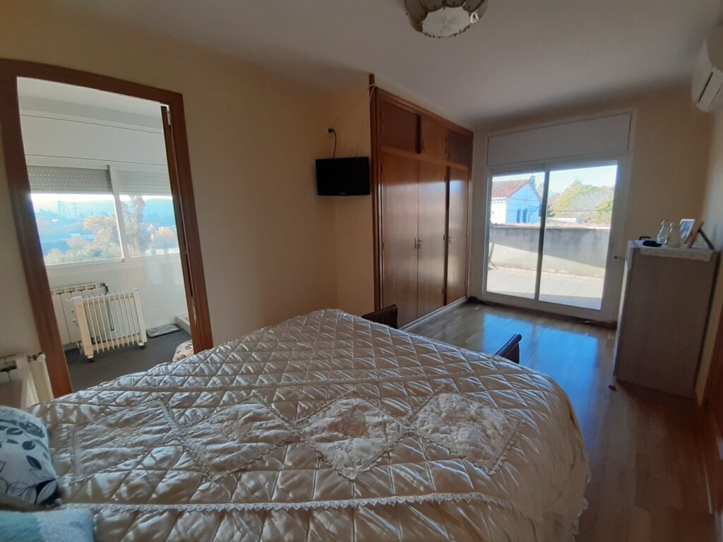 Casa Aislado en la zona de Can Vallhonrat junto al Hospital General de Catalunya.