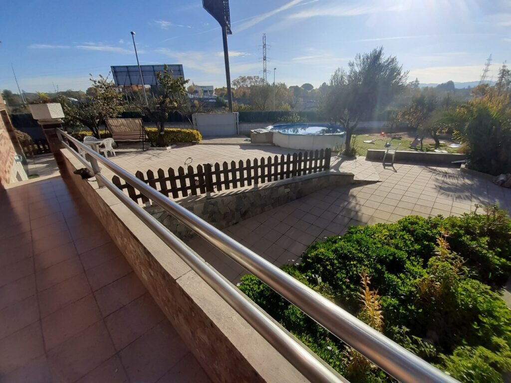 Casa Aislado en la zona de Can Vallhonrat junto al Hospital General de Catalunya.