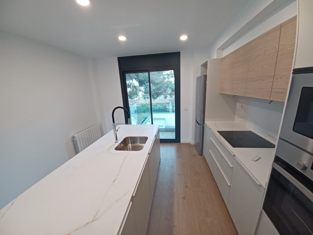 ¡Piso obra nueva en alquiler en Rubí, zona Ca n´ Alzamora de 3 habitaciones, terraza y parking incluido!