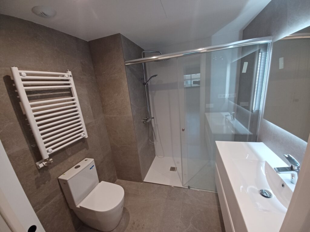 ¡Piso obra nueva en alquiler en Rubí, zona Ca n´ Alzamora de 3 habitaciones, terraza y parking incluido!