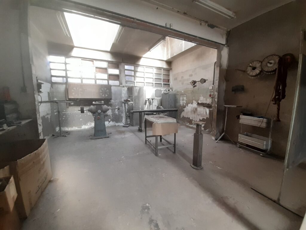 RUBI: RUBI: Nave industrial adosada de PB+P1+Altillo