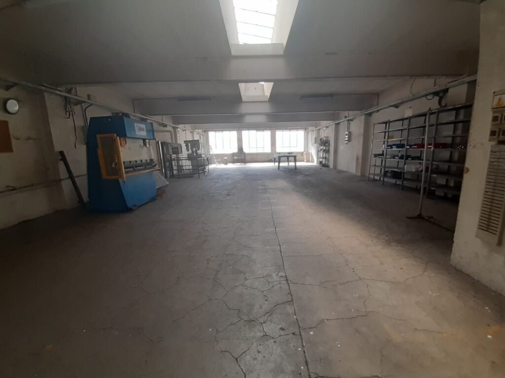 RUBI: RUBI: Nave industrial adosada de PB+P1+Altillo