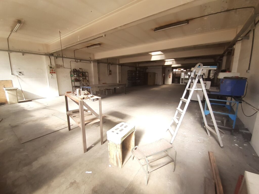 RUBI: RUBI: Nave industrial adosada de PB+P1+Altillo