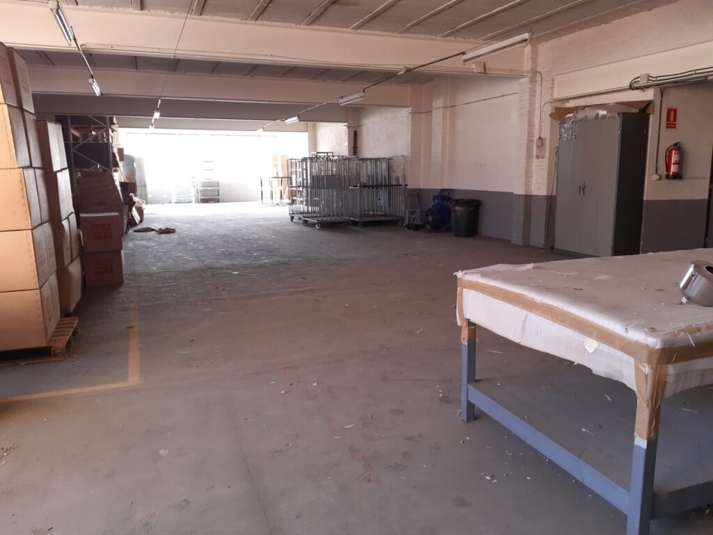 RUBI: RUBI: Nave industrial adosada de PB+P1+Altillo