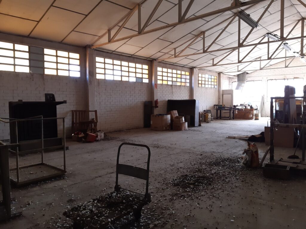 RUBI: RUBI: Nave industrial adosada de PB+P1+Altillo