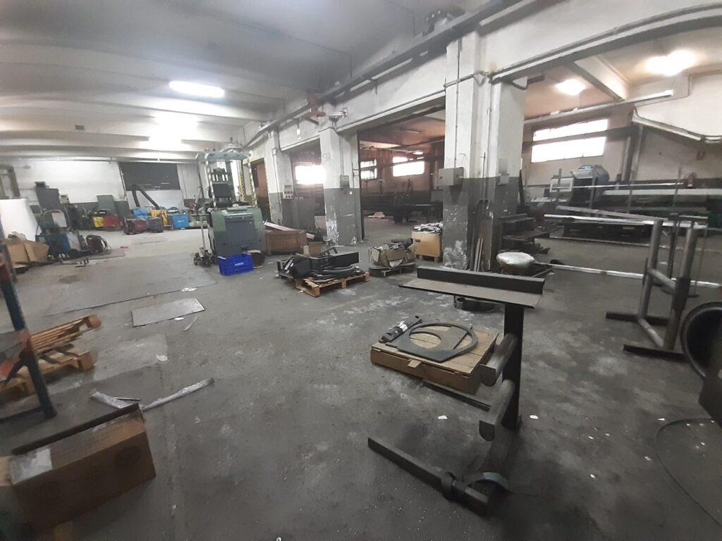 RUBI: RUBI: Nave industrial adosada de PB+P1+Altillo