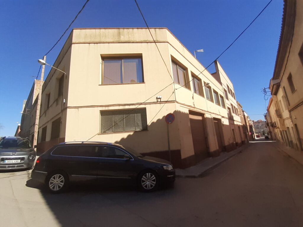 RUBI: RUBI: Nave industrial adosada de PB+P1+Altillo