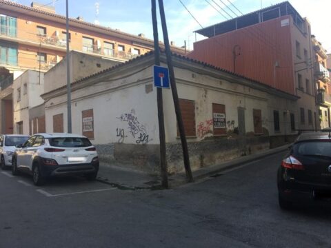 ¡Oportunidad en Rubí! Se ofrece terreno urbano en venta en la tranquila zona de Ca n’Oriol. Este espacio de 160 m2 es edificable, lo que brinda la posibilidad de construir la vivienda de tus sueños o un proyecto de inversión.