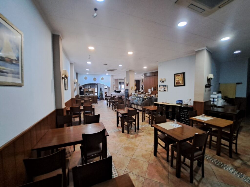 Oportunitat única de negoci en funcionament com a bar-restaurant totalment muntat en local de 282 m2 al polígon industrial del Clot de Ripollet i proper al Centre.