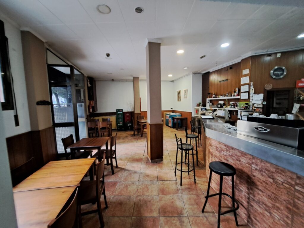 Oportunitat única de negoci en funcionament com a bar-restaurant totalment muntat en local de 282 m2 al polígon industrial del Clot de Ripollet i proper al Centre.