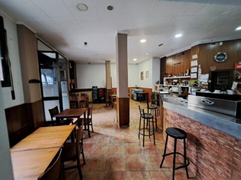 Oportunitat única de negoci en funcionament com a bar-restaurant totalment muntat en local de 282 m2 al polígon industrial del Clot de Ripollet i proper al Centre.