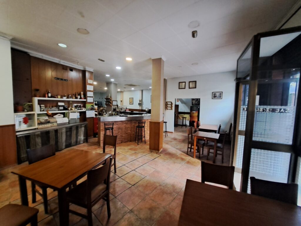 Oportunitat única de negoci en funcionament com a bar-restaurant totalment muntat en local de 282 m2 al polígon industrial del Clot de Ripollet i proper al Centre.