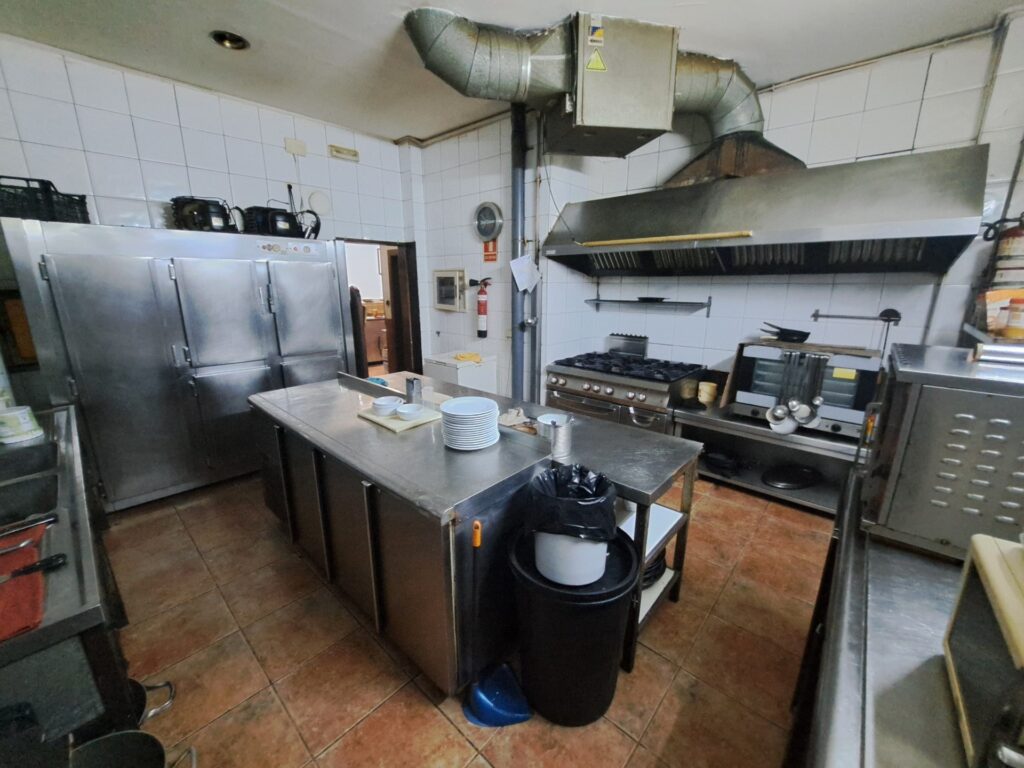 Oportunitat única de negoci en funcionament com a bar-restaurant totalment muntat en local de 282 m2 al polígon industrial del Clot de Ripollet i proper al Centre.